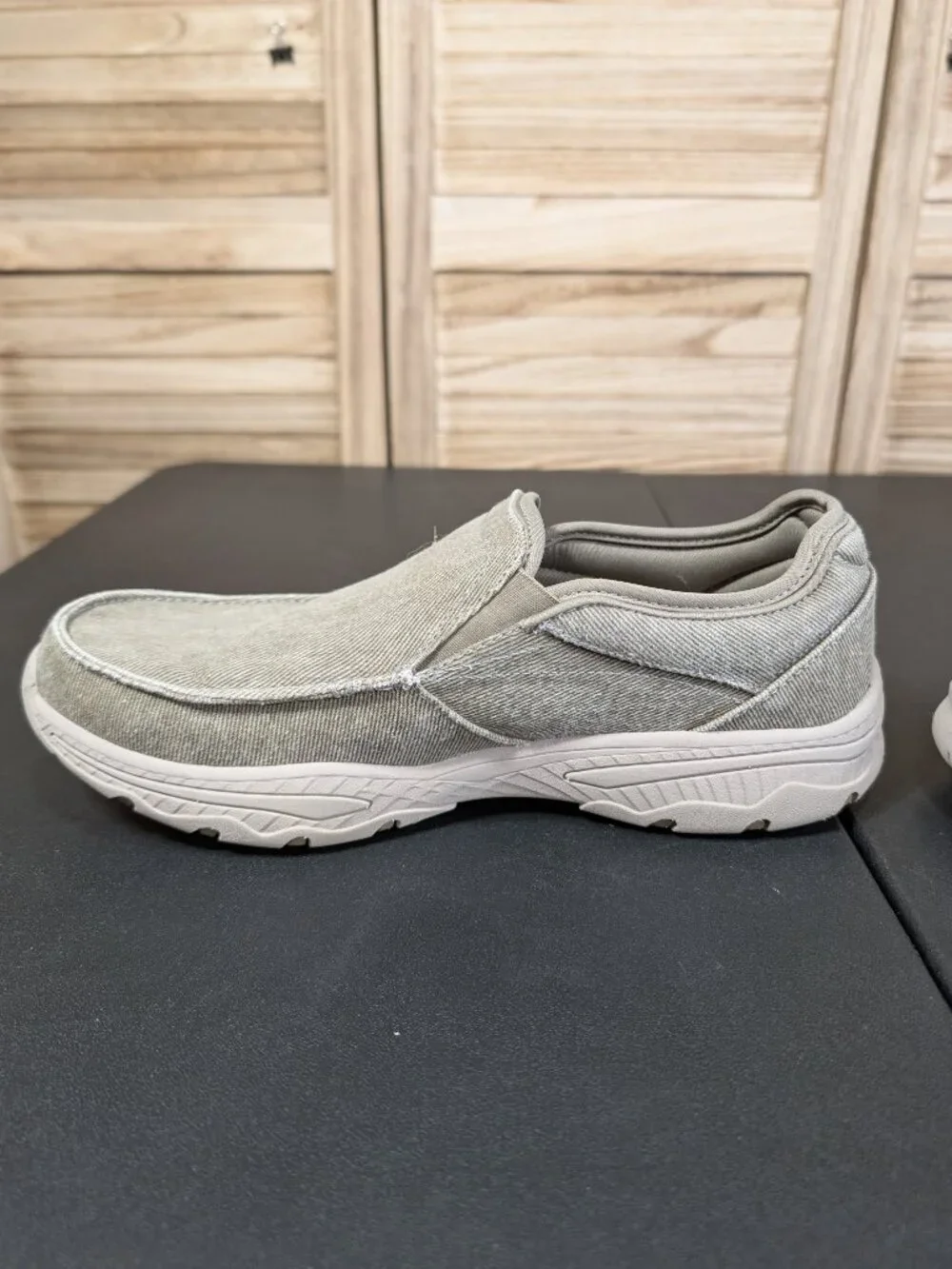 Skechers Men's Slip-On Casual Sneakers in Light Gray Canvas Size 11